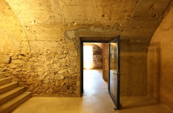 Antigua cueva en edificio histórico —  Fotos de Stock