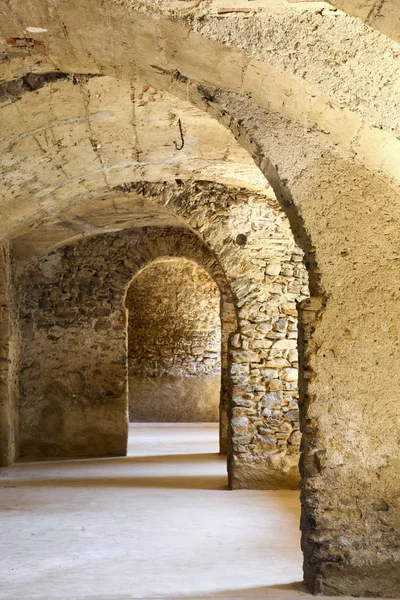 Antigua cueva en edificio histórico — Foto de Stock