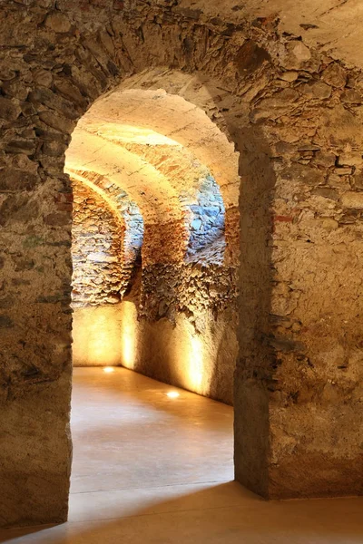 Старая пещера в историческом здании — стоковое фото
