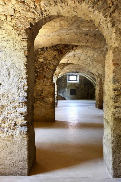 tarihi binada eski mağara