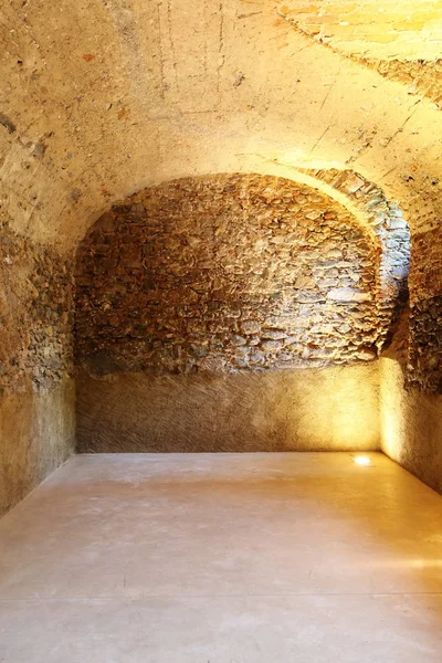 Vieille grotte dans le bâtiment historique — Photo