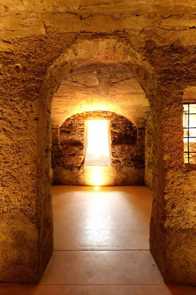 Antigua cueva en edificio histórico —  Fotos de Stock