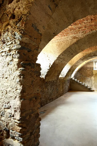 Antigua cueva en edificio histórico —  Fotos de Stock