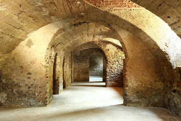 Alte Höhle in historischem Gebäude — Stockfoto