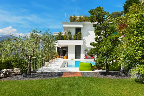 White house with swimming pool — Stock Photo, Image