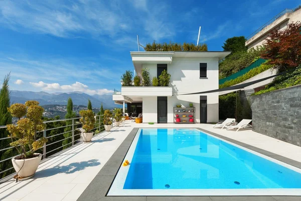 Casa bianca con piscina — Foto Stock