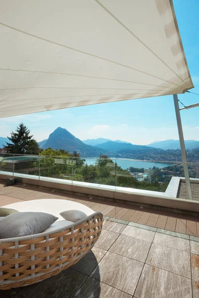 Hermosa terraza de un ático — Foto de Stock