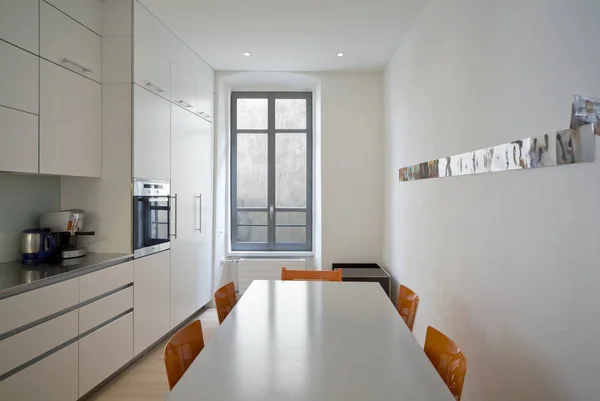 Moderne und helle Kücheneinrichtung — Stockfoto