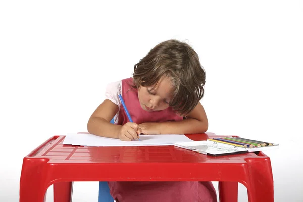 Jeune fille étudiante avec petit bureau rouge — Photo