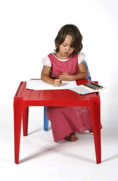 Νεαρός φοιτητής κορίτσι με μικρό κόκκινο γραφείο — Φωτογραφία Αρχείου