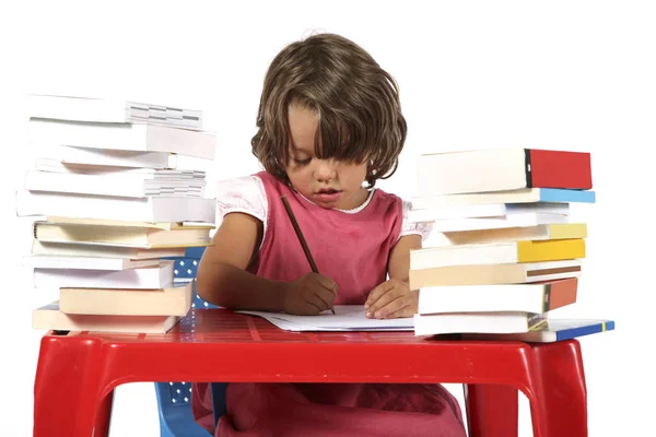 Junges studentisches Mädchen mit kleinem roten Schreibtisch — Stockfoto