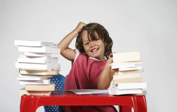 Junges studentisches Mädchen mit kleinem roten Schreibtisch — Stockfoto
