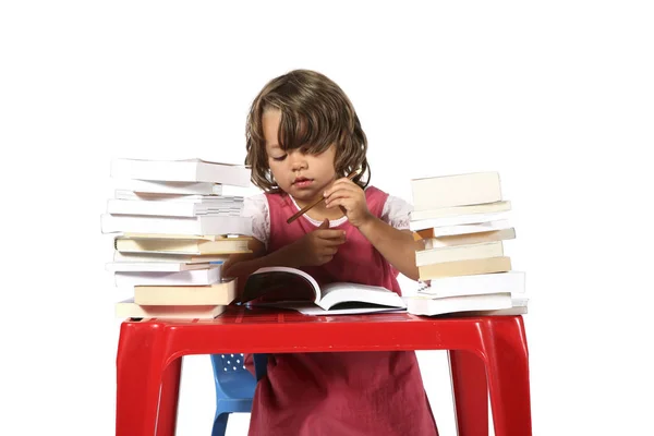 Jovem estudante menina com pequena mesa vermelha — Fotografia de Stock