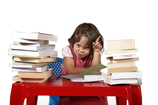 Joven estudiante con pequeño escritorio rojo — Foto de Stock