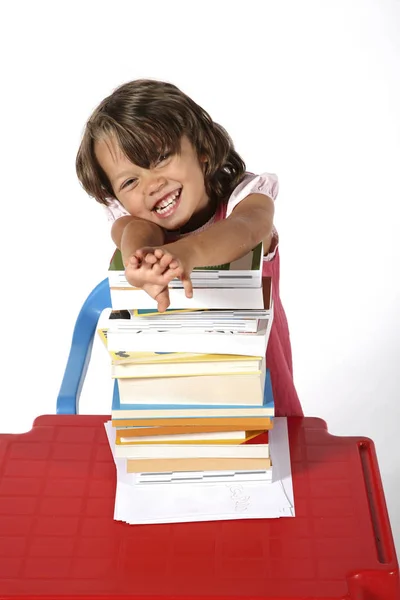 Giovane studentessa con piccola scrivania rossa — Foto Stock