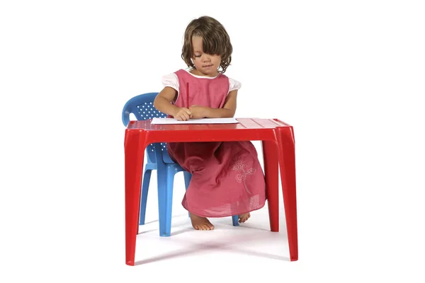 Młody student dziewczyna z małe biurko czerwony — Zdjęcie stockowe
