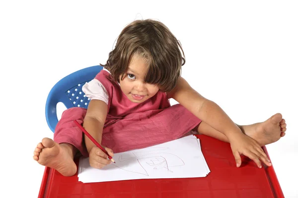 Junges studentisches Mädchen mit kleinem roten Schreibtisch — Stockfoto