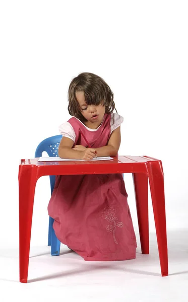 小さな赤い机と若い学生の女の子 — ストック写真