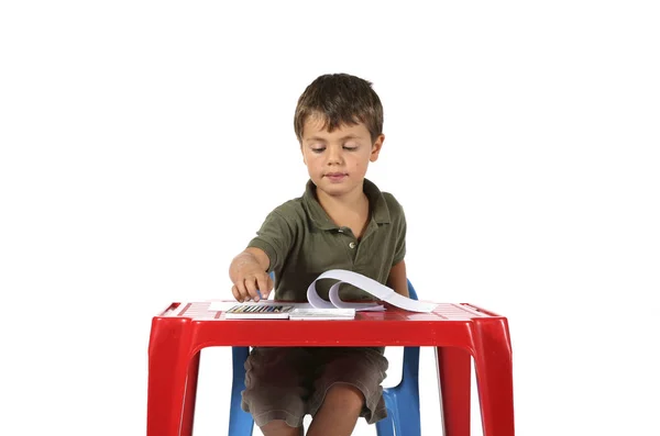 Niño con escritorio rojo — Foto de Stock