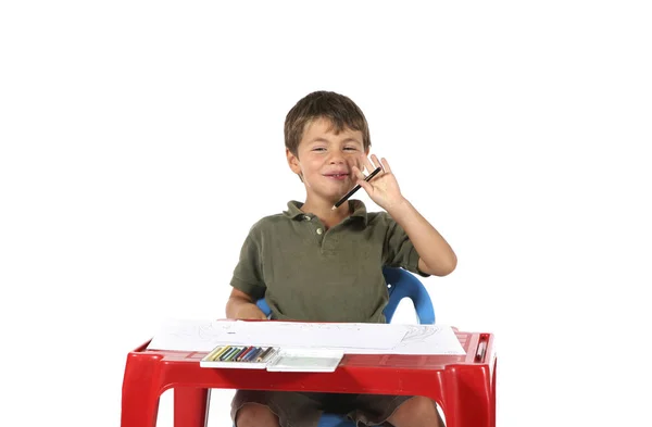 Enfant avec bureau rouge — Photo