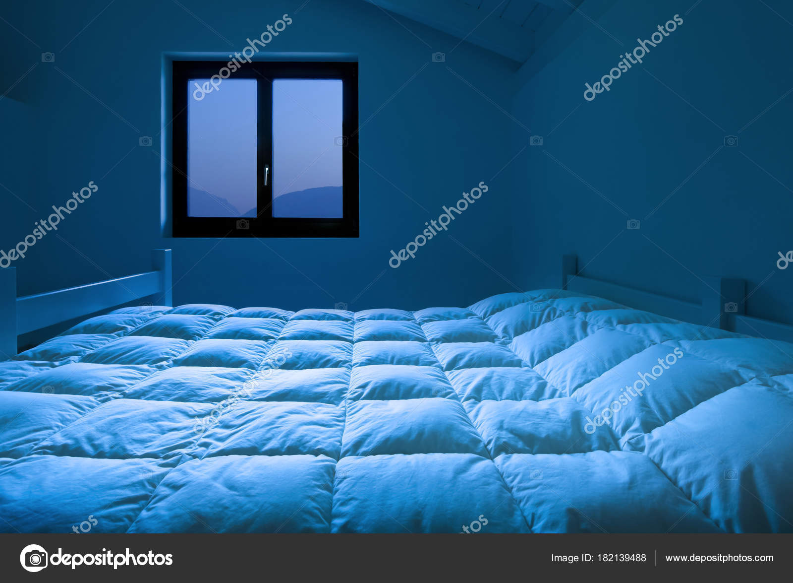 Interior de la habitación con ventana moderna, cómodo sofá con cortinas