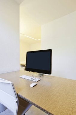 Modern ofis iç tasarım, işyeri ile bilgisayar 
