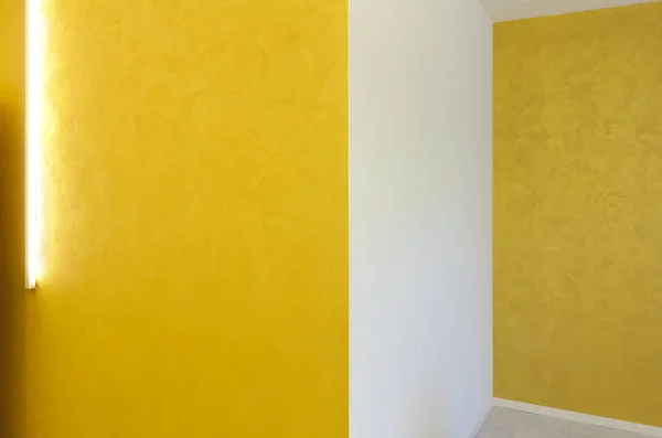 空荡荡的房间 有黄色的墙壁和霓虹灯 — 图库照片