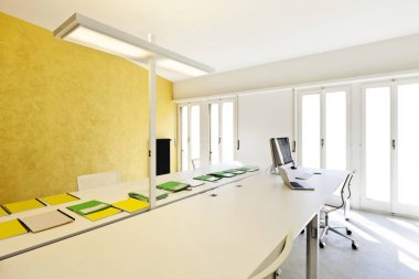 Modern ofis iç tasarım, masanın üzerinde dosyaları