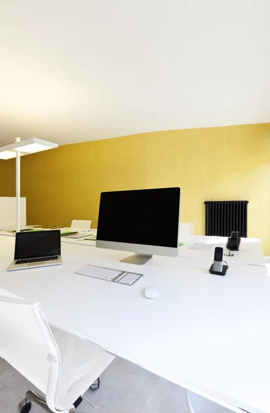 现代办公室室内设计 与计算机的工作场所 — 图库照片