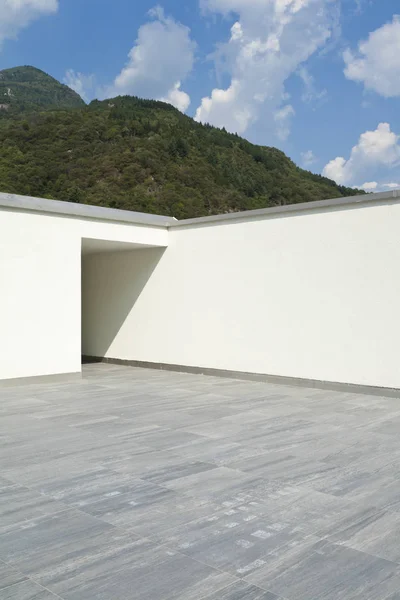 Nieuwe witte muur op het terras — Stockfoto