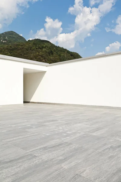 Neue weiße Wand auf der Terrasse — Stockfoto
