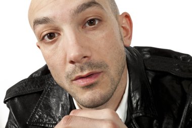 genç adam, beyaz zemin üzerine izole portresi