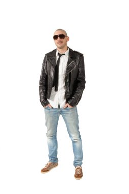siyah deri ceket, beyaz zemin üzerine izole olan adam portresi