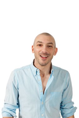 Studio, üzerinde beyaz izole genç adam portresi 