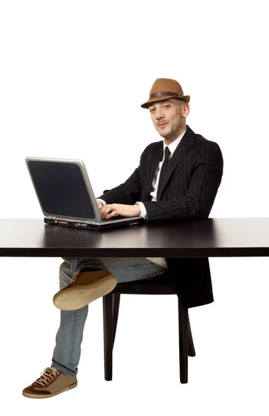 坐在办公桌前的帽子的人的肖像 — 图库照片