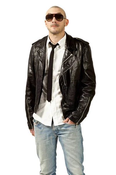 黒い革のジャケット 白の背景に分離を持つ男の肖像 — ストック写真