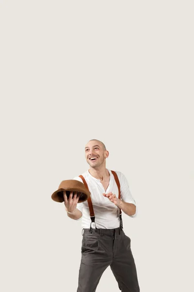 Человек Бросает Шляпу Воздух Портрет Студии — стоковое фото