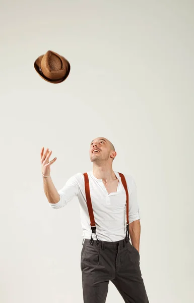 Homem Joga Seu Chapéu Retrato Estúdio — Fotografia de Stock