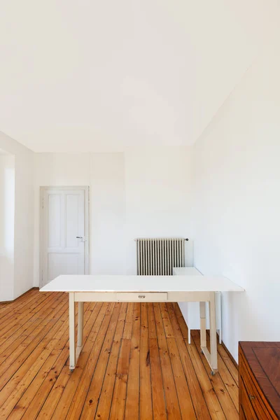 インテリア建築、木の床が付いているアパート — ストック写真