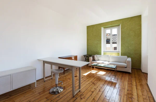 Arquitetura de interiores, apartamento com piso de madeira — Fotografia de Stock