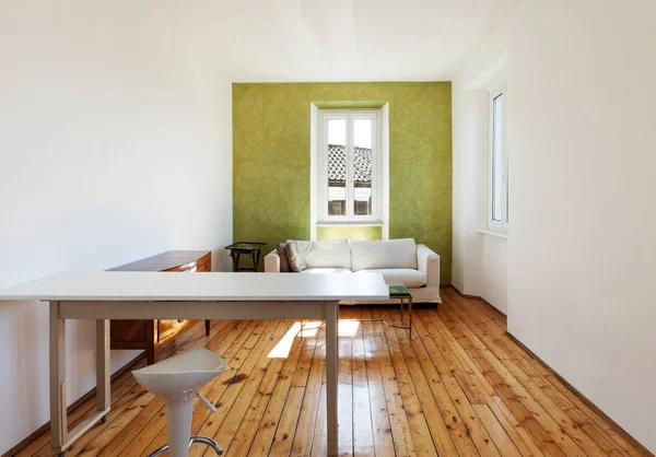 Inredningsarkitektur, Lägenhet med trägolv — Stockfoto