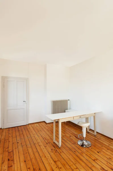 Interieurarchitectuur, appartement met houten vloer — Stockfoto