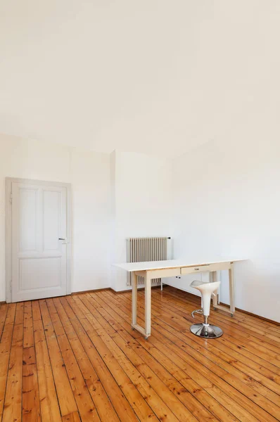 Architettura d'interni, appartamento con pavimento in legno — Foto Stock