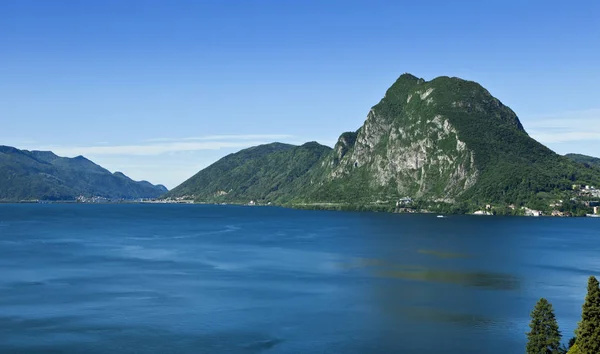 Meer van Lugano, panoramisch uitzicht — Stockfoto