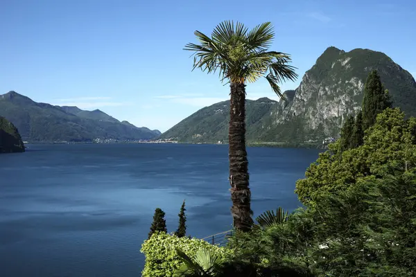 Meer van Lugano, panoramisch uitzicht — Stockfoto