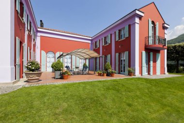 Klasik tarzda kırmızı villa