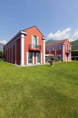 Klasik tarzda kırmızı villa