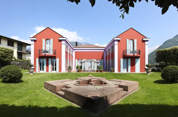 Villa vermelha em estilo clássico — Fotografia de Stock
