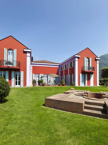 Villa roja en estilo clásico —  Fotos de Stock