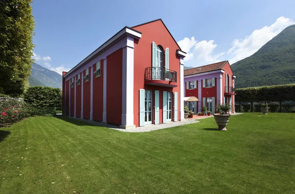 Rode villa in klassieke stijl — Stockfoto